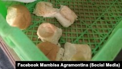 Cesta plástica con el pan de 60 gramos distribuido en las bodegas de Cuba.