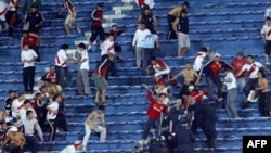 Hinchas de River Plate de Argentina se enfrentan a la policia paraguaya el 18 de julio de 2006, en Asuncion durante incidentes ocurridos al finalizar el partido contra Libertad de Paraguay por los cuartos de final de Copa Libertadores. 