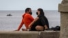 Enamorados en el Malecón, en medio del rebrote de coronavirus que afecta especialmente a La Habana. (AP / Ramon Espinosa)