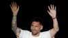 Messi saluda a los fanáticos de Miami.