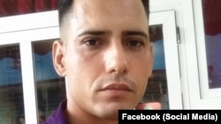 Yosvany Rosell García Caso, uno de los huelguistas. (Foto de su perfil de Facebook)