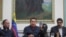 Hugo Chávez, flanqueado por Nicolás Maduro y Diosdado Cabello
