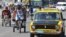 Mientras algunas personas se movilizan por las calles de La Habana en Bicitaxis (i) los taxistas intentan recuperar el terreno perdido...