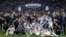 El Real Madrid posa en el cesped junto con el trofeo de la Supercopa de Europa