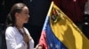 La líder opositora María Corina Machado sostiene la bandera venezolana durante una protesta contra el resultado oficial de las elecciones presidenciales en ese país, en agosto de 2024.