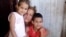 Lázara Yairis García Cruz, con sus dos hijos. 