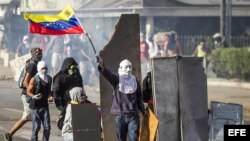 Manifestantes se enfrentan a miembros de la Guardia Nacional Bolivariana