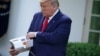 El presidente Donald Trump presenta el dispositivo de pruebas de COVID-19 de la firma Abbott, ID NOW. 