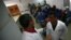 Dos médicos cubanos conversan en el Centro Integral de Diagnóstico del programa sanitario "Barrio Adentro" en Venezuela.