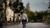 Un policía patrulla las calles de La Habana durante el toque de queda por el coronavirus. (AP/Ramon Espinosa)