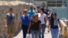 Migrantes cubanos arriban a El Paso, Texas, tras cruzar la frontera de México con EEUU. (Captura de imagen/KFOX14) Archivo