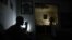 Un hogar cubano en medio del apagón. Los cortes eléctricos pueden durar varias horas, tanto de noche como de día, en medio del sofocante calor del verano. (REUTERS/Norlys Perez/Archivos)