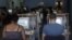 Cubanos haciendo uso del Internet en un cibercafe en La Habana.
