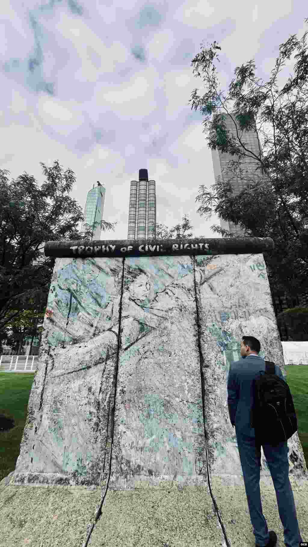 Un fragmento del Muro de Berlin, regalo de Alemania a la sede de Naciones Unidas en Nueva York.