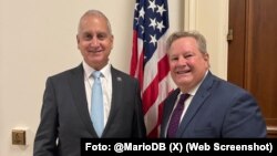 El congresista cubanoamericano Mario Díaz-Balart junto al encargado de Negocios de la embajada de Estados Unidos en La Habana, Mike Hammer.