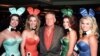 Fotografía de archivo del 1 de marzo de 2001 que muestra al fundador de la revista Playboy, Hugh Hefner (c), mientras posa para una fotografía junto con modelos en el hotel Hard Rock en Las Vegas. El fundador de la revista Playboy, Hugh Hefner, murió hoy 
