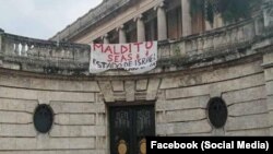 Cartel antisemita colocado en la Universidad de La Habana