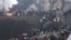 Activistas de la oposición suben por una colina en los alrededores de la Plaza de la Independencia durante los enfrentamientos con la policía en Kiev (Ucrania) hoy, jueves 20 de febrero de 2104.