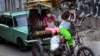Usando máscara de protección contra el coronavirus, un hombre trasporta a clientes en un bicitaxi en La Habana. (AP/Ramon Espinosa)