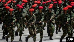 Soldados venezolanos en un desfile militar.