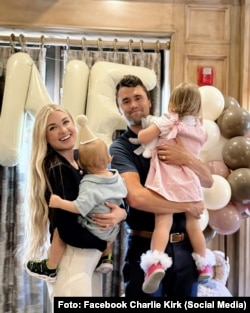 Charlie Kirk, fundador de Turning Point USA, junto a su esposa Erika y sus hijos.