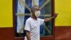 Un cubano se protege del contagio del coronavirus con una mascarilla. YAMIL LAGE / AFP