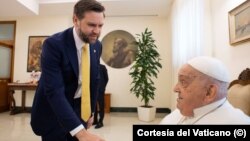 El vicepresidente J. D. Vance se reúne con Su Santidad el Papa Francisco el Domingo de Pascua. (Foto cortesía del Vaticano)