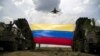 Un avión de combate Sukhoi Su-30MKV de la Fuerza Aérea de Venezuela, de fabricación rusa, ondea una bandera venezolana atada a lanzamisiles durante el ejercicio militar "Escudo Soberano 2015". (Archivo)