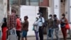 Cubanos en largas colas para comprar comida en La Habana, el 2 de febrero de 2021. (Yamil Lage/AFP).