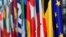 Banderas de países europeos junto a la bandera de la UE en Bruselas.