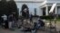 Periodistas en las afueras de la Casa Blanca. REUTERS/Tom Brenner