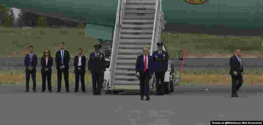 El presidente Trump recorrió un tramo hasta la alfombra roja donde se reunió con Putin.