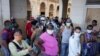 Una cola para comprar alimentos en La Habana. REUTERS/Alexandre Meneghini