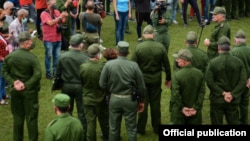 El gobernante cubano Díaz-Canel rodeado de militares en el Día de la Defensa. (Archivo)