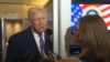 El presidente Trump habla a periodistas a bordo del Air Force One. 