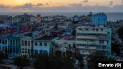 Vista aérea de La Habana, Cuba, al atardecer, en medio de un apagón. 