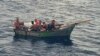 Ocho migrantes cubanos a bordo de una embarcación de metal, interceptados a 1 milla de Dania Beach, Florida. (Foto: Guardia Costera de EEUU).