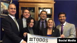 Mario Diaz-Balart, Alex Mooney, Ailer González, Antonio Rodiles, Ileana Ros-Lehtinen y Carlos Curbelo (i-d).