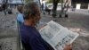 En La Habana un hombre lee el diario oficial Juventud Rebelde. La prensa independiente está proscrita ante la ley, aunque algunos medios son tolerados por el gobierno cubano. Foto: Yamil LAGE / AFP.