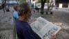 En La Habana un hombre lee el diario oficial Juventud Rebelde. (Yamil Lage/AFP).
