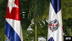 Banderas de Cuba y República Dominicana.