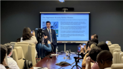 Ryan McSeveney, agente especial interino a cargo de la Oficina de Campo del DSS en Miami, habla con periodistas
