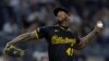 Aroldis Chapman lanza por los Piratas de Pittsburgh contra los Yankees de New York, en septiembre de 2024. (AP/Adam Hunger/Archivo)