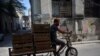 Un hombre transporta frutas para vender en La Habana, el 22 de junio de 2020. (Yamil Lage / AFP).