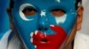 Un uigur musulman chino participa en una manifestación durante la cumbre del G 20 en Osaka, Japón, el 28 de junio de 2019.