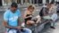 Muy cerca del Malecón: cubanos se conectan al wifi en La Rampa (Havana Times)