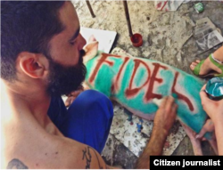 El Sexto, pinta uno de los cerdos del performance.