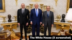El presidente de Azerbaiyán, Ilham Aliyev (izquierda), el presidente Donald Trump (centro) y el primer ministro armenio, Nikol Pashinyan (derecha), asisten a una ceremonia de firma de un acuerdo de paz entre Azerbaiyán y Armenia en la Casa Blanca, el 8 de agosto de 2025 (crédito de la foto: Cuenta X de la Casa Blanca).