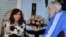Cristina Fernández de Kirchner y Fidel Castro (foto divulgada por la presidenta argentina en su cuenta de Twitter).