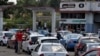 La crisis de gasolina aumentó los últimos meses y largas filas para llenar los tanques de combustible se registraron este año. (Yamil Lage/AFP).